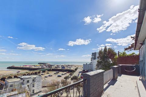 2 bedroom apartment for sale, The Parade, Kent CT20
