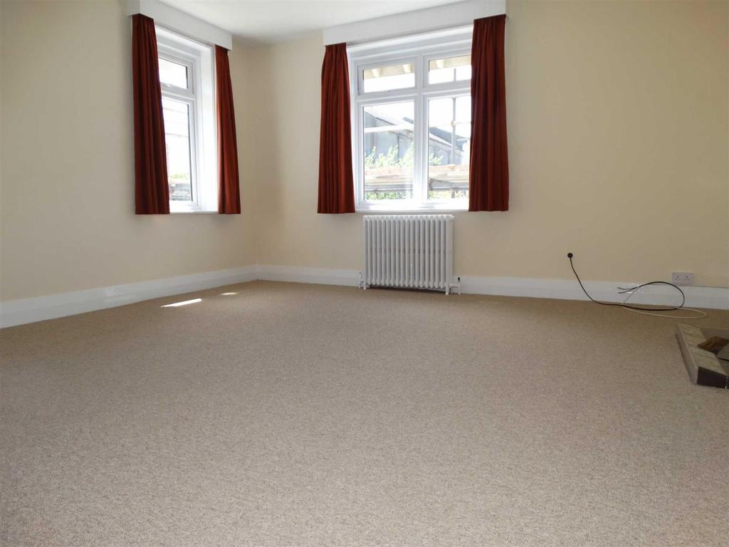 Parkfield, Oakwood Road, Burgess Hill 3 bed flat £995 pcm (£230 pw)
