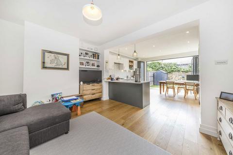 3 bedroom terraced house to rent, Talbot Road, Twickenham TW2