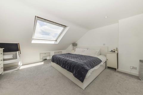 3 bedroom terraced house to rent, Talbot Road, Twickenham TW2