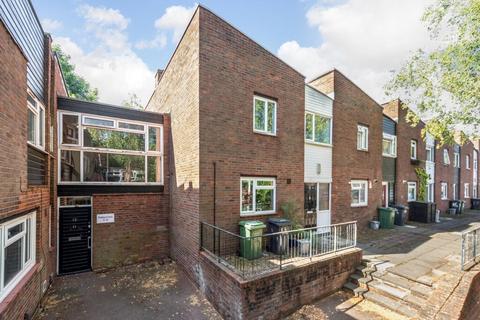 Paddock Close, London, SE26