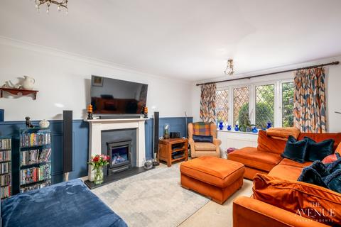 undefined, Trefoil Close, Rushden, NN10 0PN