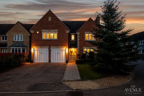 5 bedroom detached house for sale, Trefoil Close, Rushden, NN10 0PN