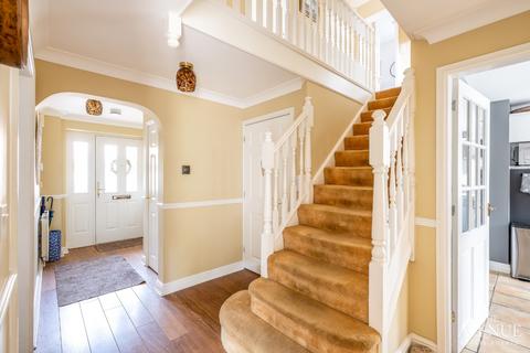 5 bedroom detached house for sale, Trefoil Close, Rushden, NN10 0PN