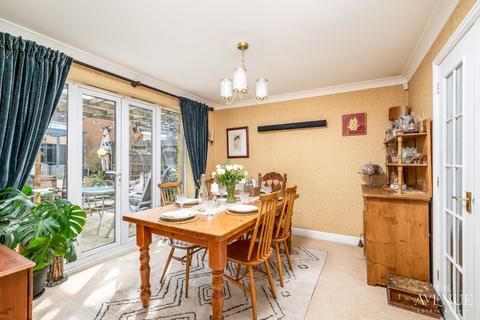 5 bedroom detached house for sale, Trefoil Close, Rushden, NN10 0PN