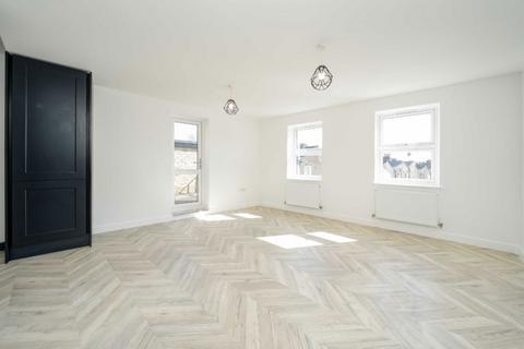 3 bedroom flat to rent, Queens Crescent, London NW5