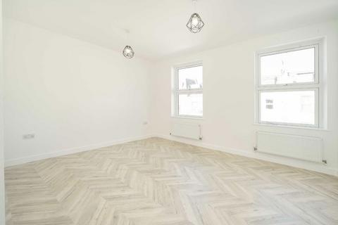 3 bedroom flat to rent, Queens Crescent, London NW5