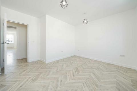 3 bedroom flat to rent, Queens Crescent, London NW5