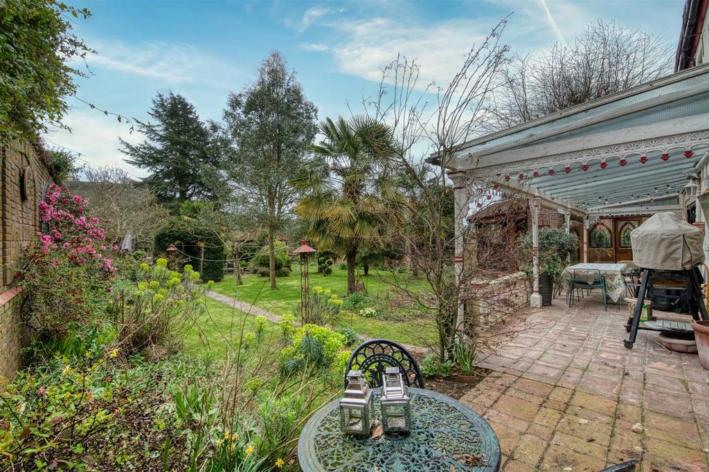 Dining patio to garden.jpg