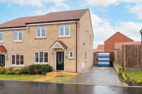 3 bedroom semi-detached house for sale, Sparrowhawk Close, Hopton