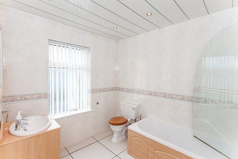 2 bedroom terraced house to rent, Milton Avenue, Salford M5
