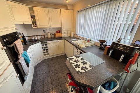 2 bedroom bungalow for sale, Oldcroft, Oakengates, Telford, Shropshire, TF2
