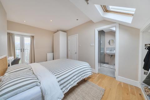 3 bedroom flat for sale, Ravenslea Road, London SW12
