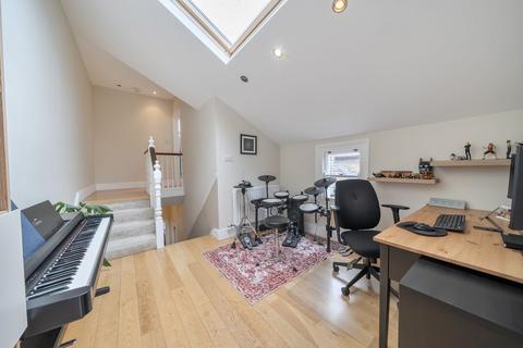 3 bedroom flat for sale, Ravenslea Road, London SW12