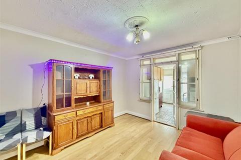 4 bedroom terraced house to rent, Mornington Crescent, Cranford TW5