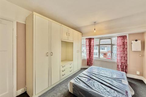 4 bedroom terraced house to rent, Mornington Crescent, Cranford TW5