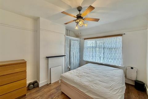 4 bedroom terraced house to rent, Mornington Crescent, Cranford TW5