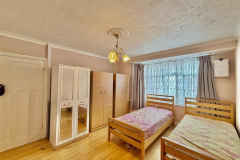 4 bedroom terraced house to rent, Mornington Crescent, Cranford TW5