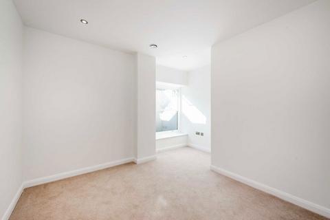 3 bedroom flat to rent, Goldhawk Road, London W12