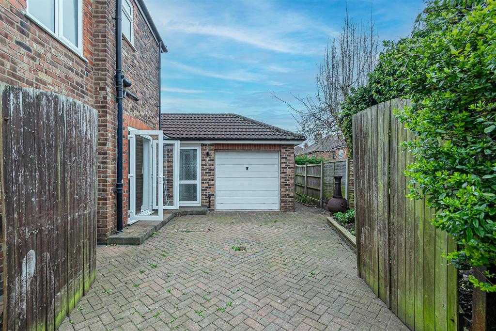 Garage & Parking