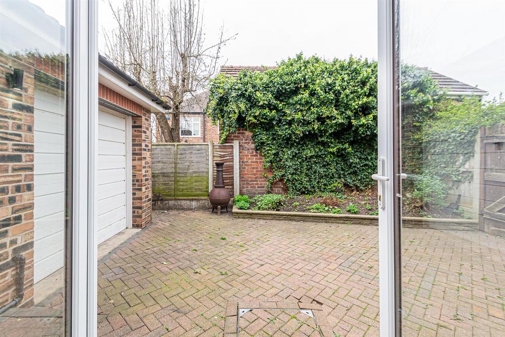 Side Garden / Driveway