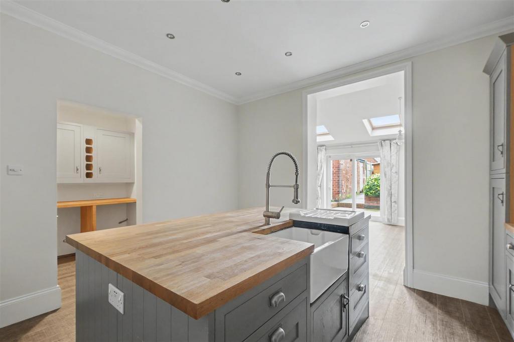 Kitchen 2.jpeg