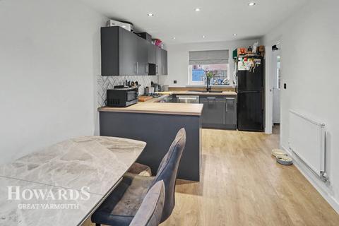 4 bedroom end of terrace house for sale, Thurston Close, Ormesby