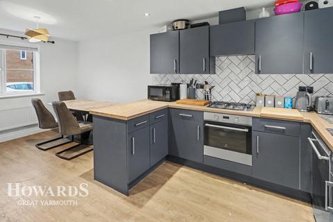 4 bedroom end of terrace house for sale, Thurston Close, Ormesby