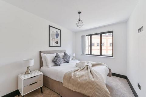 3 bedroom flat to rent, Clairville Gardens, London, W7