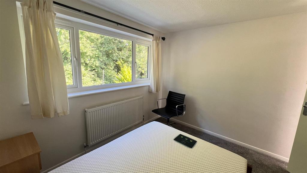 Bright, simply furnished double bedroom with bi...