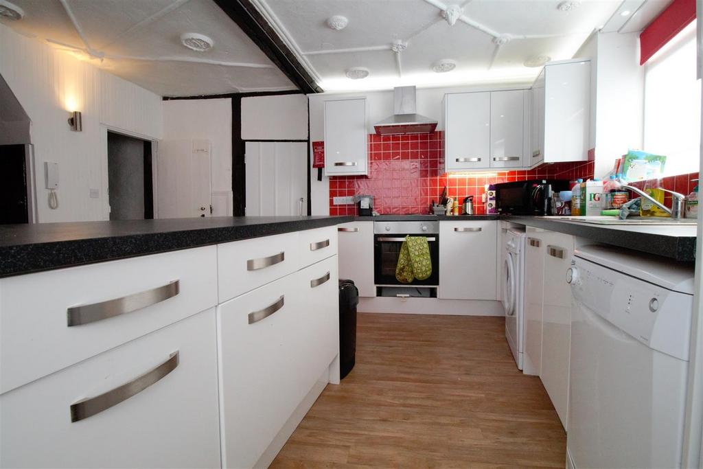 Bright modern kitchen with ample surfaces...