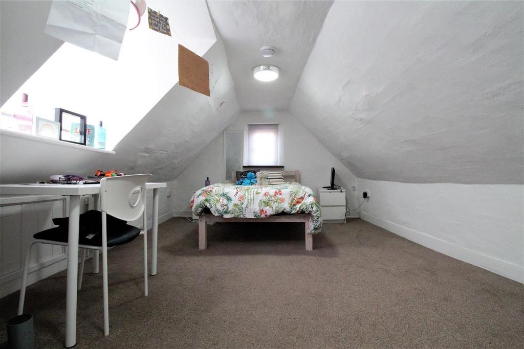 Bright attic double bedroom with desk and stora...