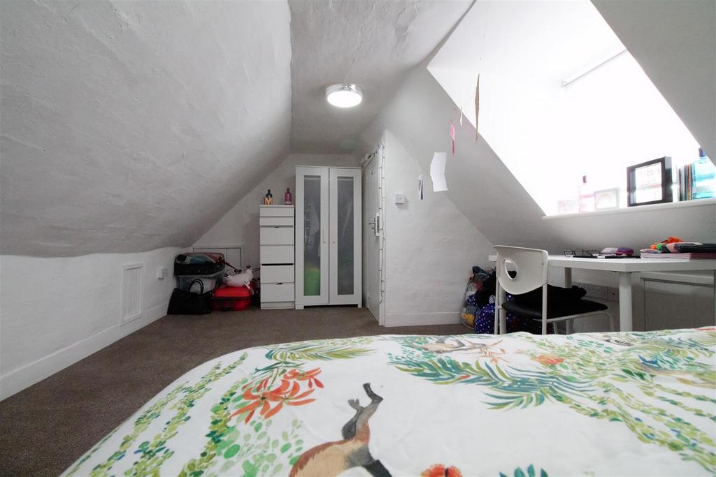 Bright attic double with desk and fitted storag...