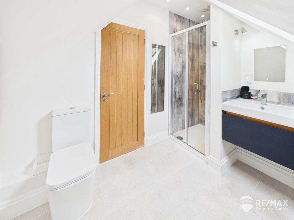 Master En-Suite.jpg