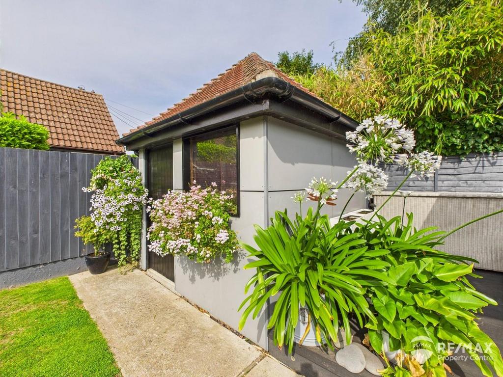 Outbuilding Garden.jpg