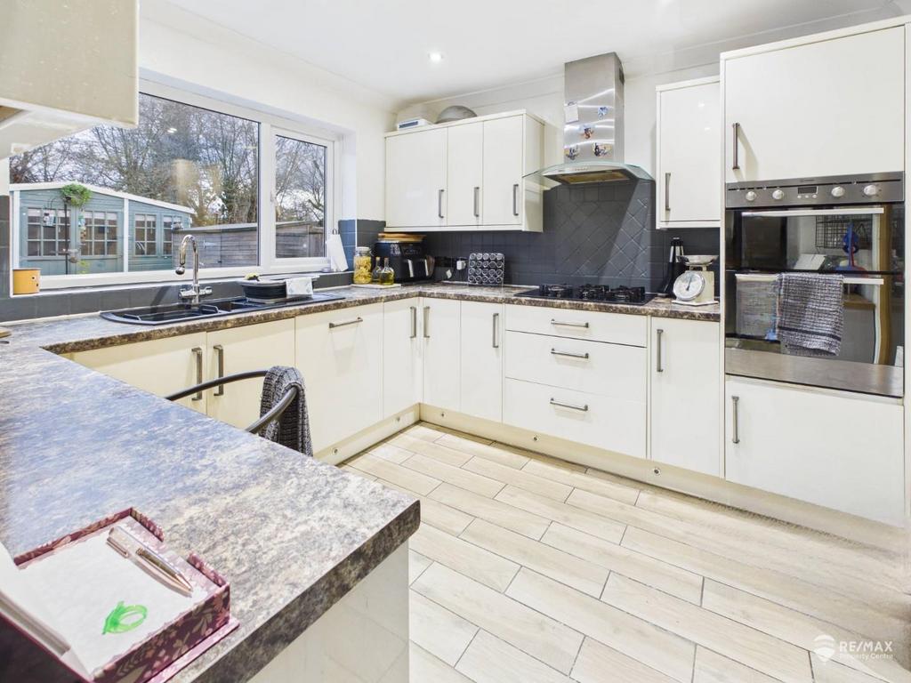 Kitchen / Breakfast Area