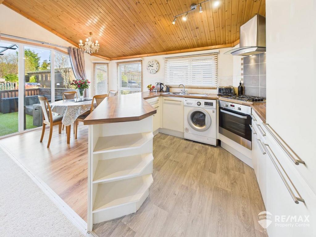 Kitchen 2.jpg