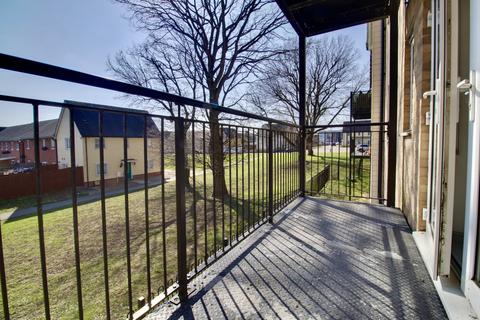 2 bedroom flat for sale, Meadfarm Close, Romford RM3