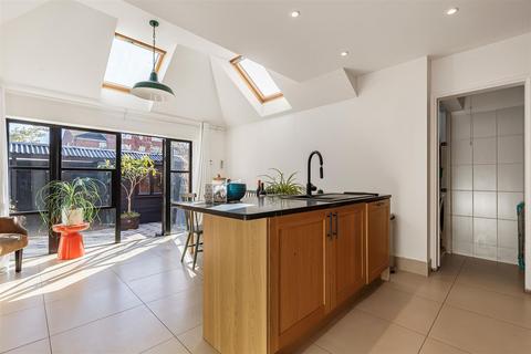 3 bedroom house to rent, Dover House Road, Putney