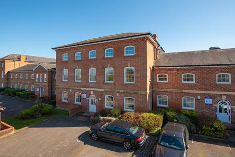 3 bedroom flat to rent, George Roche Road,