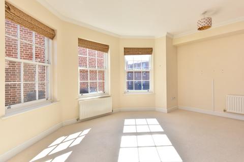 3 bedroom flat to rent, George Roche Road,