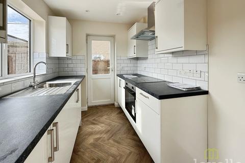 3 bedroom semi-detached house to rent, Foyle close , Lincoln LN5