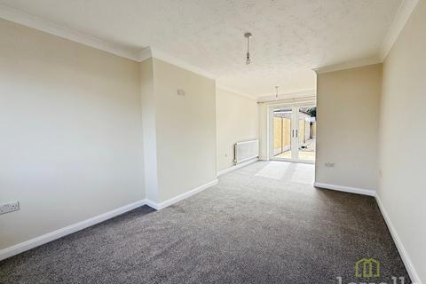 3 bedroom semi-detached house to rent, Foyle close , Lincoln LN5