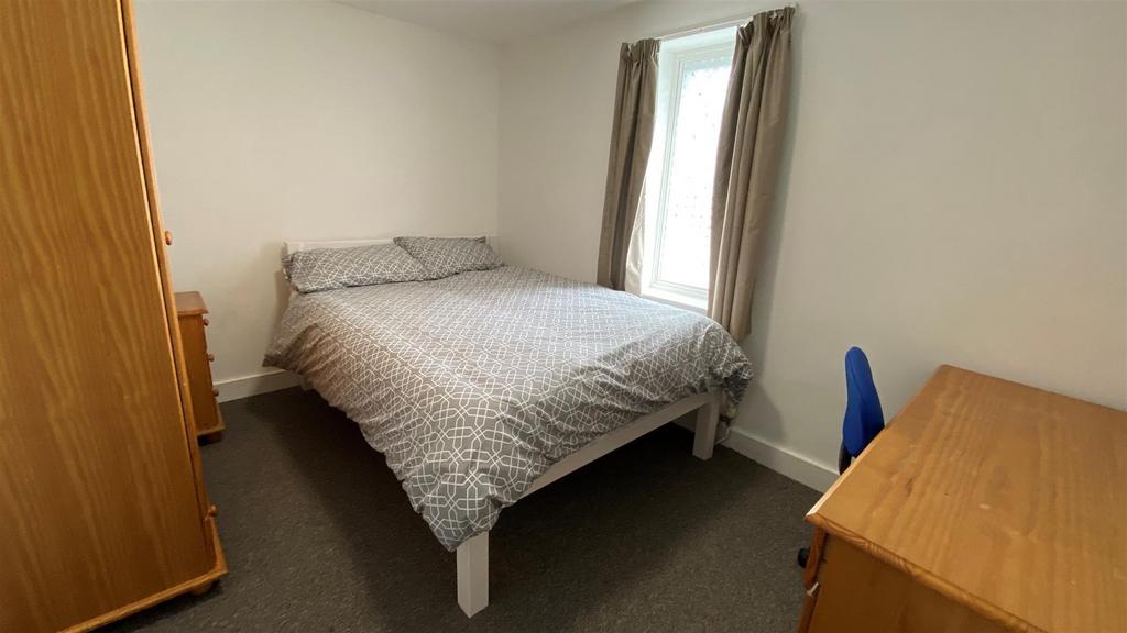 Bright, simply furnished double bedroom with st...