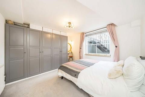 1 bedroom flat for sale, Clapham Common South Side, London SW4