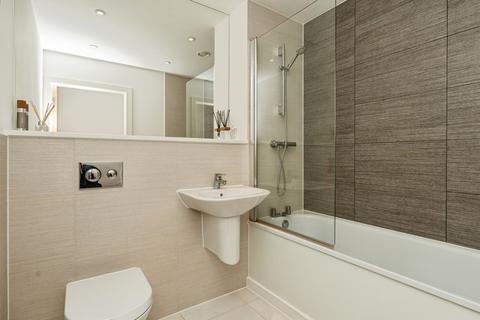 2 bedroom flat for sale, Station View, Guildford, Surrey, GU1