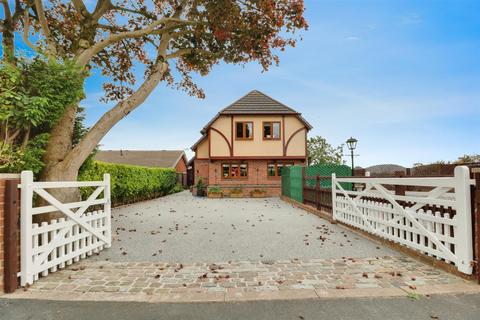 3 bedroom detached house for sale, Apedale Road, Wood Lane