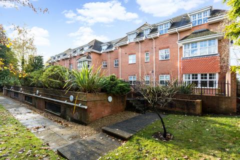 2 bedroom flat for sale, Claremont Avenue, Woking, GU22