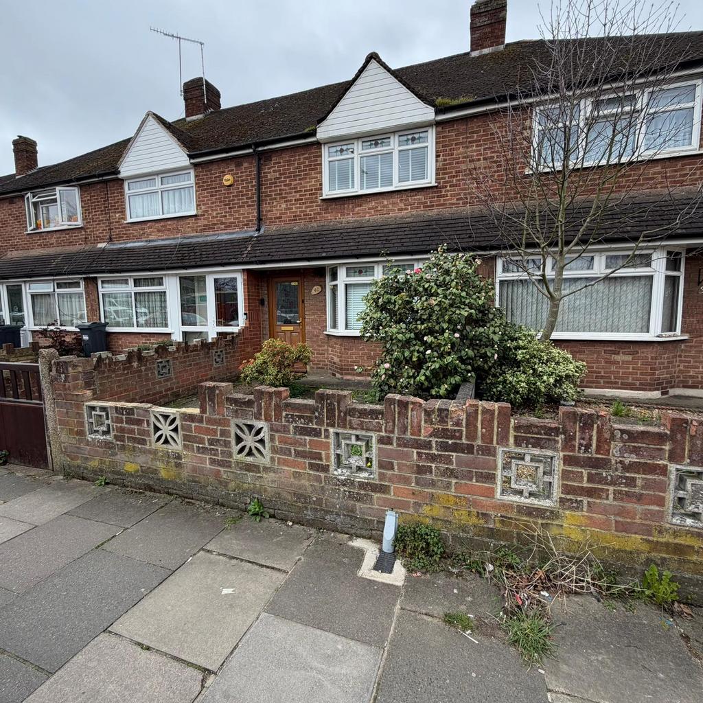 2 bed terraced house to rent Hampton Road West, F