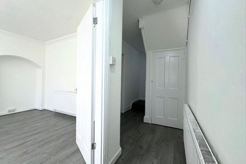 2 bedroom terraced house to rent, Hunters Square, Dagenham RM10